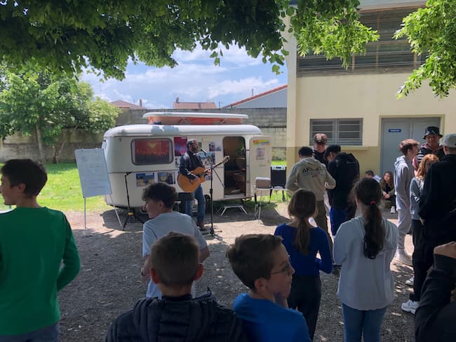 p antoine avec les collegiens